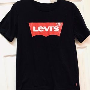 Black Levi’s Tee shirt